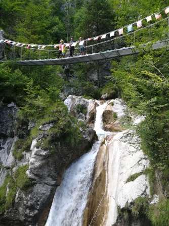Hängebrücke mit Wasserfallpanorama